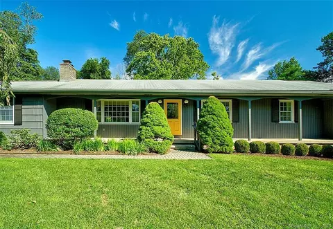 15 Wedgewood Dr, Woodbridge, CT 06525