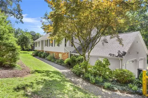 15 Oakview Rd, Newtown, CT 06482