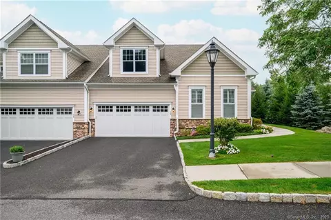 19 Brookside Ct #19, Newtown, CT 06470