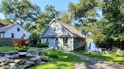 51 Lakeview St, Thompson, CT 06277