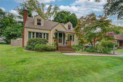 17 Sunnyside Cir, Windsor, CT 06095