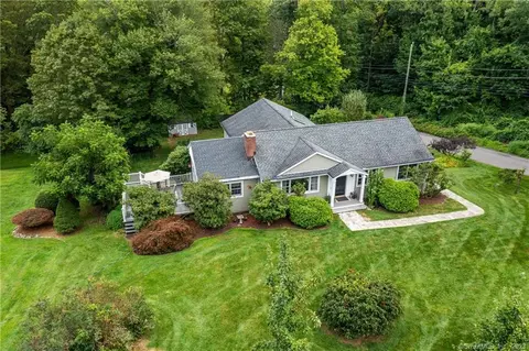 28 Hanover Rd, Newtown, CT 06470