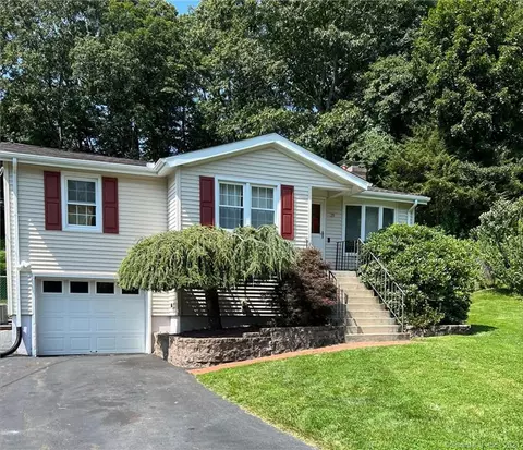 29 Wildwood Dr, Branford, CT 06405
