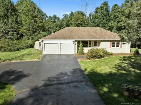 832 Lake Dr, Guilford, CT 06437