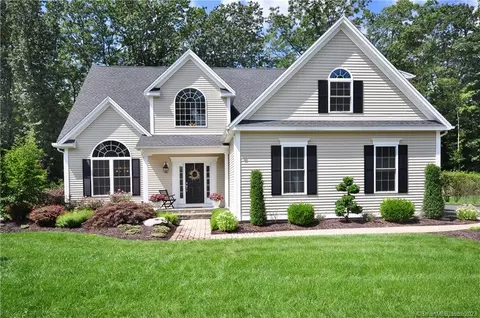 10 Londonderry Ct, Avon, CT 06001