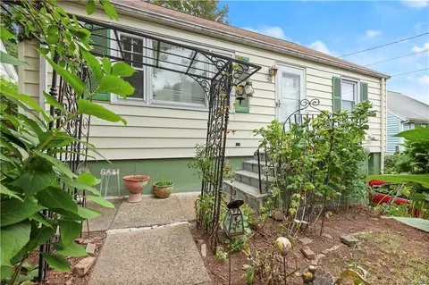 24 Herald Ave, Bridgeport, CT 06606