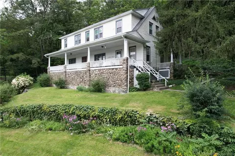 5 Crescent St, Winchester, CT 06098