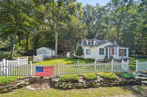 27 Knollwood St, Monroe, CT 06468