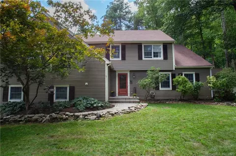 7 Higate Ln, Simsbury, CT 06070