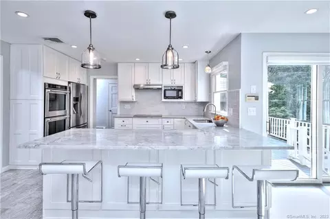 10 Wahackme Ln, New Canaan, CT 06840