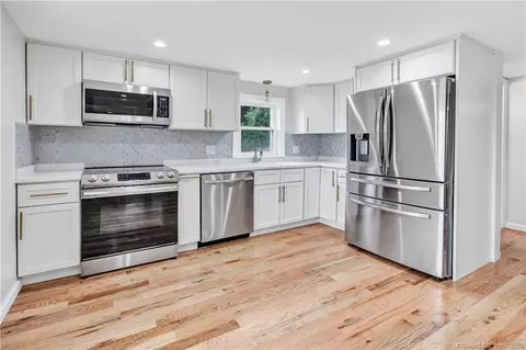 2 Willow St, Seymour, CT 06483