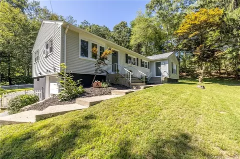 834 Vauxhall St Ext, Waterford, CT 06375