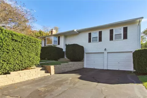 28 Sequin Dr, Groton, CT 06340