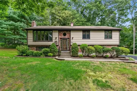 284 Laurelbrook Dr, Guilford, CT 06437