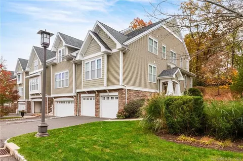 49 Lawrence Ave #49, Danbury, CT 06810