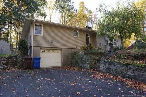 27 Walnut Ln, Northford, CT 06472