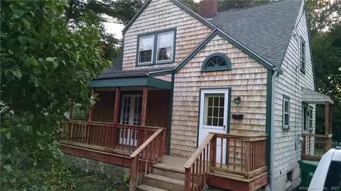 16 Pine St, Waterford, CT 06385