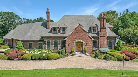 7 E Farm Rd, Middlebury, CT 06762