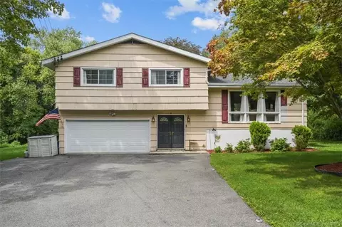 18 Center Dr, Mahopac, NY 10541