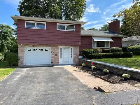 16 Gateswood Cir, Waterbury, CT 06706