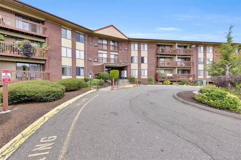  2318 Cromwell Hills Dr #2318, Cromwell, CT 06416 photo 1