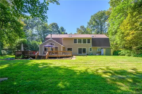 15 Dillon Rd, Woodbridge, CT 06525