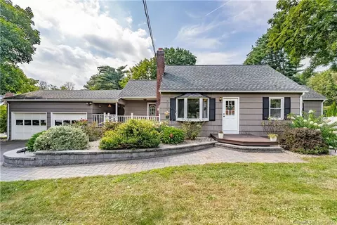 17 Oakridge Dr, Granby, CT 06035