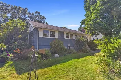 12 Maxwell Dr, Milford, CT 06461
