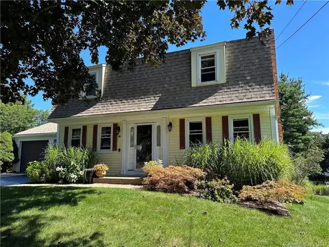 26 Scenic View Dr, Middletown, CT 06457