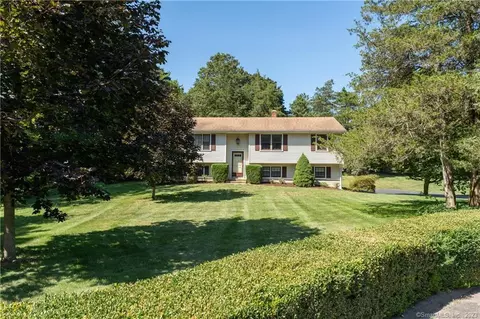 220 Highwoods Dr, Guilford, CT 06437