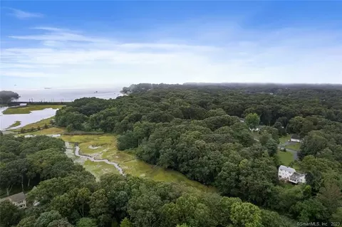 33 Oakridge Dr, Old Lyme, CT 06371