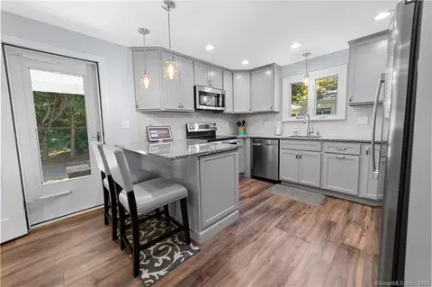 146 Parklawn Dr, Waterbury, CT 06708