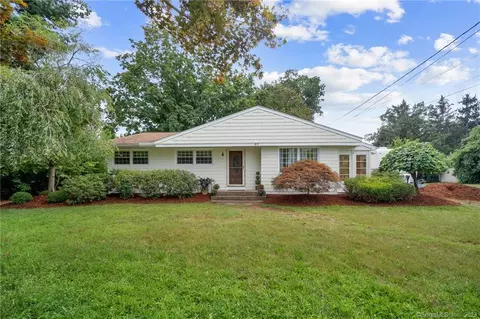 28 Kimberly Cir, North Haven, CT 06473