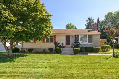 29 Fieldcrest Ln, Hamden, CT 06514