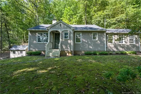 8 Riggs St, Oxford, CT 06478