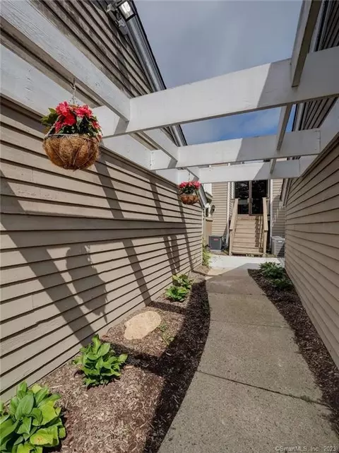 319 Walden Green Rd #319, Branford, CT 06405