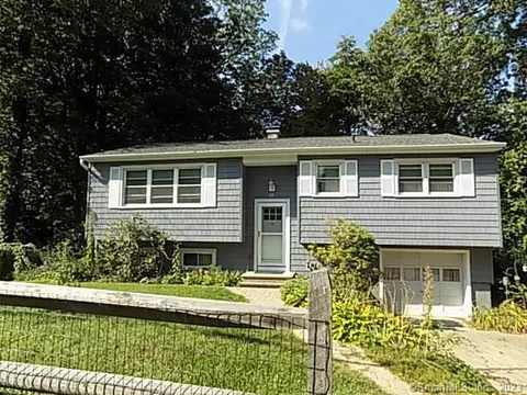 25 Pleasant St, Bethel, CT 06801