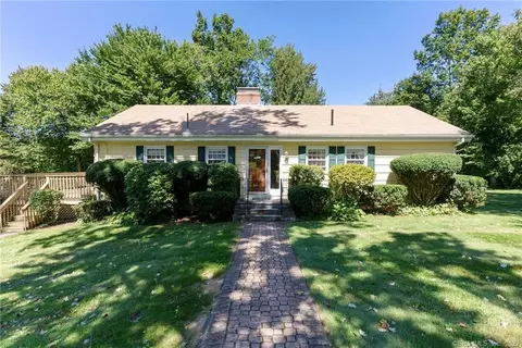1 E Gate Rd, Farmington, CT 06032
