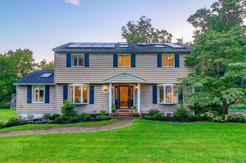 2 Mayflower Dr, Brookfield, CT 06804