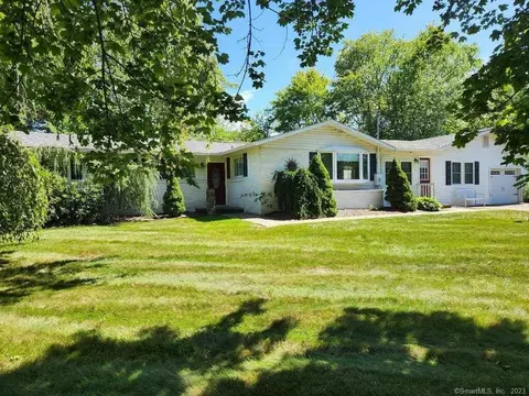 16 Applewood Rd, Branford, CT 06405