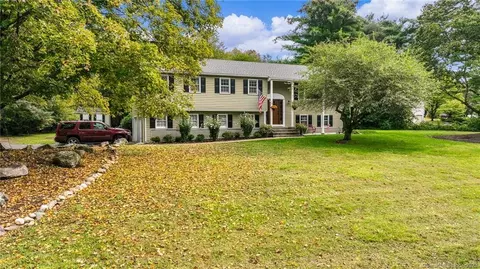 4 Banbury Rd, Simsbury, CT 06092