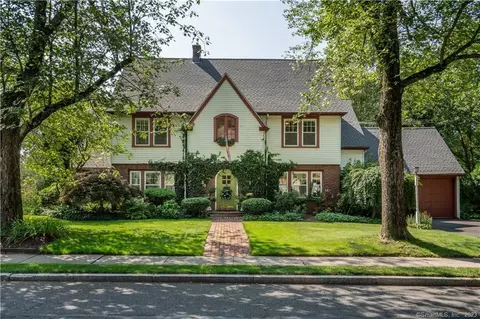 259 Quaker Ln N, West Hartford, CT 06119