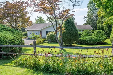16 Meadow Dr, Brookfield, CT 06804