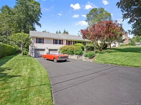 4 Redwood Rd, Norwalk, CT 06851