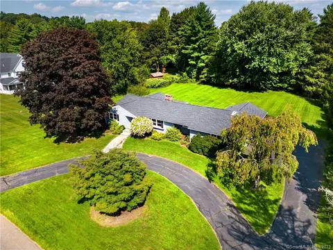 17 Ridgecrest Dr, Ridgefield, CT 06877