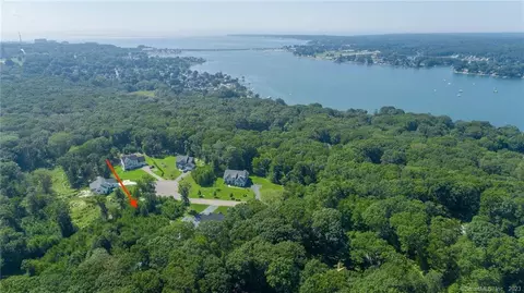 8 Kathryn Ct, Waterford, CT 06385