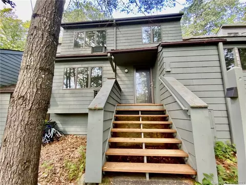 424 Trailsend Dr, Torrington, CT 06790