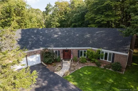 81 Jamestown Dr, Guilford, CT 06437