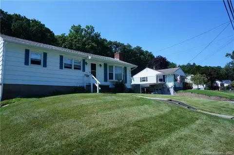 111 Park Ave Ext, Montville, CT 06353