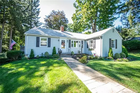 17 Gordon Ln, Enfield, CT 06082